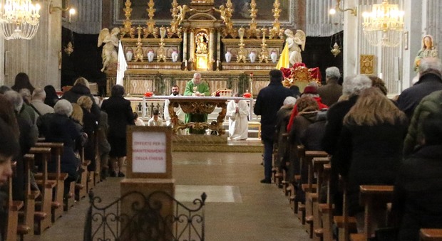Napoli, prete sospeso per incontri hot I fedeli: «Chiarezza al più presto»