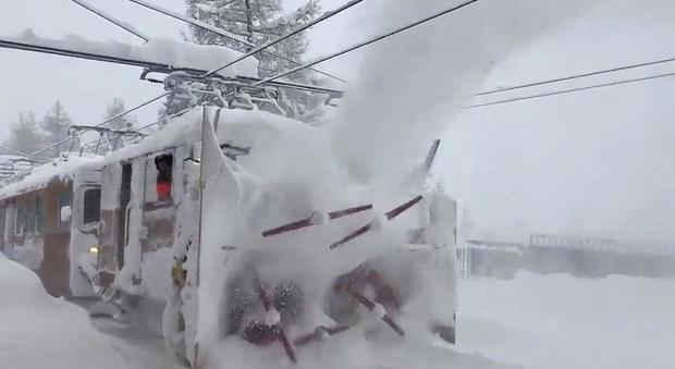 Bufera di neve a Zermatt, è allerta valanghe: 13mila turisti bloccati, elicotteri per evacuarli