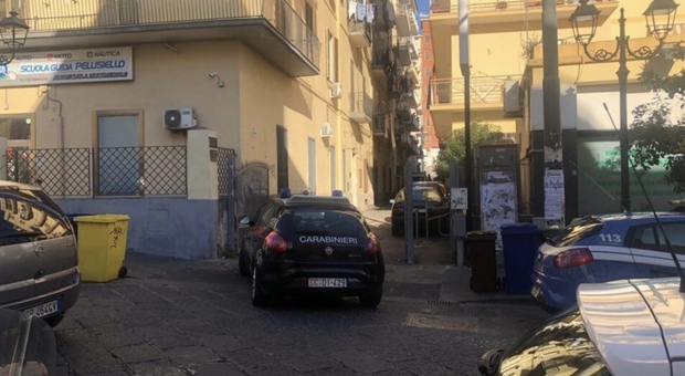 Torre del Greco, 33enne uccide la mamma con un cacciavite: lei era operatrice della scuola d'Assisi