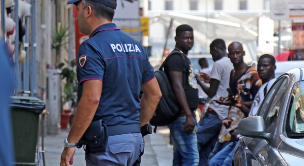 Napoli, rapina a piazza Garibaldi: arrestati due uomini con precedenti