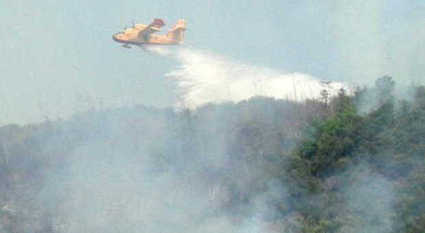 Frosinone, vasto incendio sui monti di Vallecorsa: in azione un elicottero