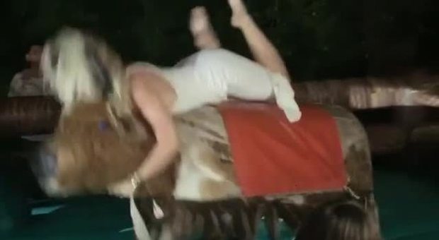 Wanda Nara cade sul toro meccanico, l'incidente è hot (e i fan apprezzano sui social)