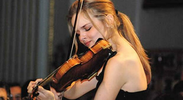 Laura Marzadori, chi è la violinista-influencer nel duetto con Lazza ed Emma a Sanremo