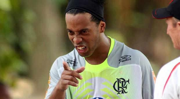 Ronaldinho, che doppietta: «Sposerà le sue due fidanzate». Convivono in tre dal 2016