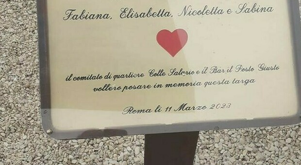 la targa in memoria delle vittime della sparatoria dello scorso 11 Dicembre, in un bar a Colle Salario