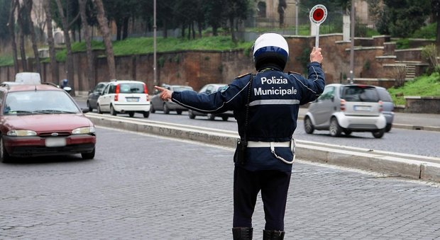 Roma, domenica 13 lo stop ai veicoli più inquinanti: da martedì il divieto diventa permanente fino a marzo 2016