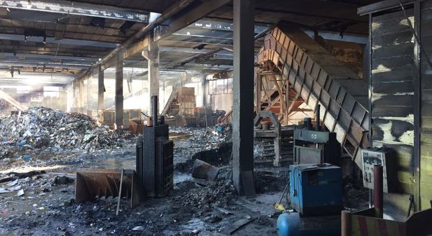 L'interno del capannone dello stabilimento Eco X distrutto dalle fiamme