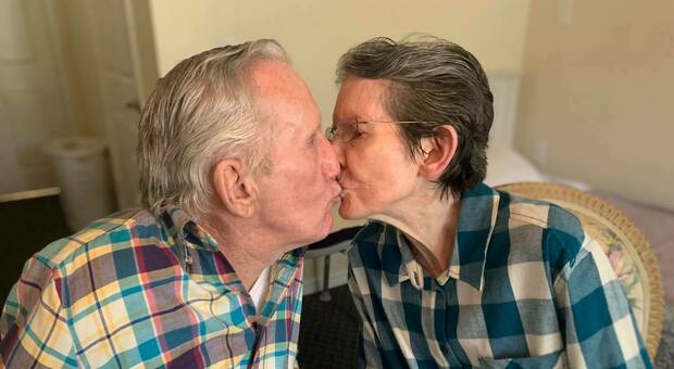 Una coppia sposata da 60 anni si ritrova dopo 215 giorni, dopo essere stata separata dalla pandemia - VIDEO
