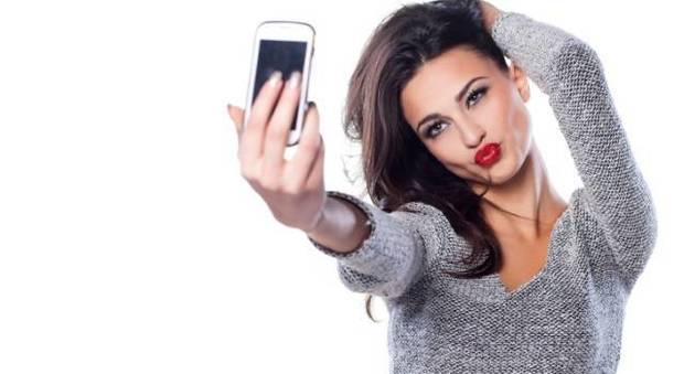 Dal selfie al brelfie, la nuova moda fa tendenza. Ecco di cosa si tratta