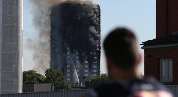 Londra, grattacielo a fuoco, lancia il figlio dal decimo piano per salvarlo dalle fiamme: un uomo lo prende al volo e lo salva