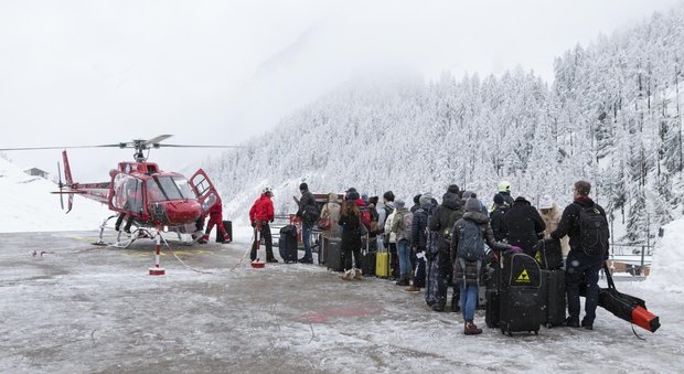 Svizzera, 13mila turisti intrappolati a Zermatt: strade chiuse per il rischio slavine