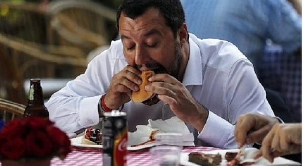 Sindaco leghista a Roma? Raggi a Salvini: «Matteo magna tranquillo»