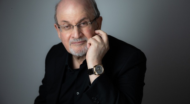 Lo scrittore Salman Rushdie sbarca a Napoli: venerdì al Madre per Le Conversazioni