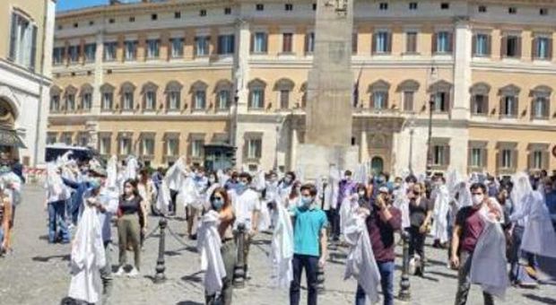 Roma, manichini in camice accoltellati alle spalle, la protesta dei giovani medici a Montecitorio