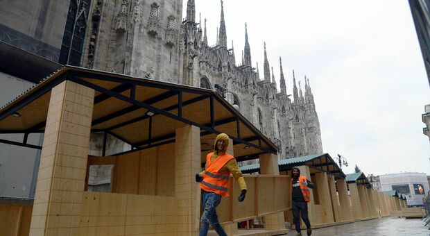 Al lavoro per allestire le casette intorno a piazza Duomo