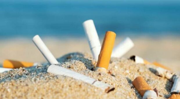 Sigarette vietate in spiaggia a Riccione: ecco dove non si può più fumare nelle Marche. Foto generica