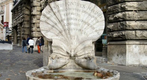 Roma, dopo il caso Feyenoord olandesi finanziano il restauro della fontana delle Api