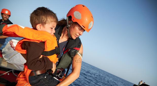 La nave Alan Kurdi con 40 migranti a sud di Lampedusa: «Non torneremo in Libia»