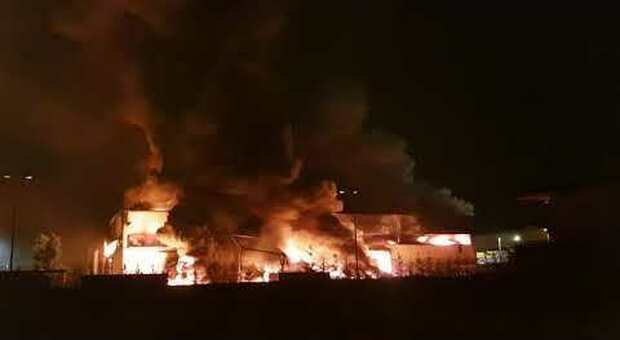 Incendio a Nocera Inferiore, brucia fabbrica di riciclo pneumatici
