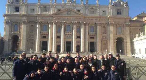 Giocatori e dirigenti della Civitanovese di fronte alla basilica di San Pietro