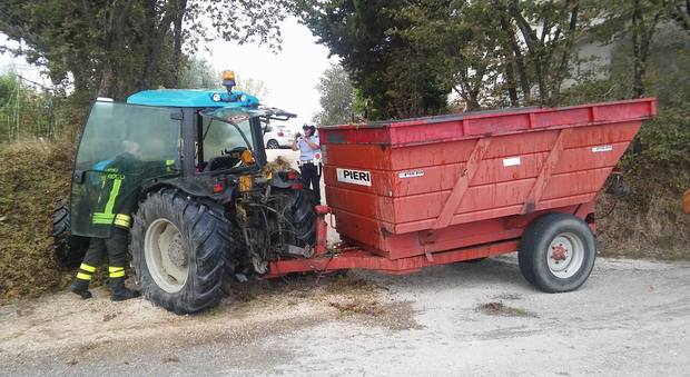 Monte Porzio, finisce fuori strada con il trattore carico d'uva: è grave