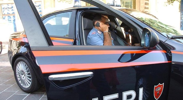 Roma, strappano la collana d'oro a una turista sotto gli occhi dei carabinieri: cugini arrestati