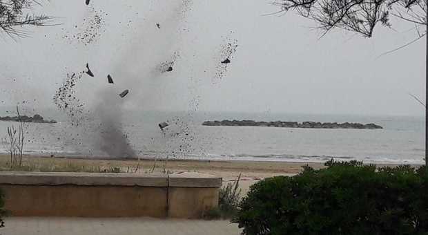 Senigallia, boato in riva al mare: fatta esplodere la granata in spiaggia