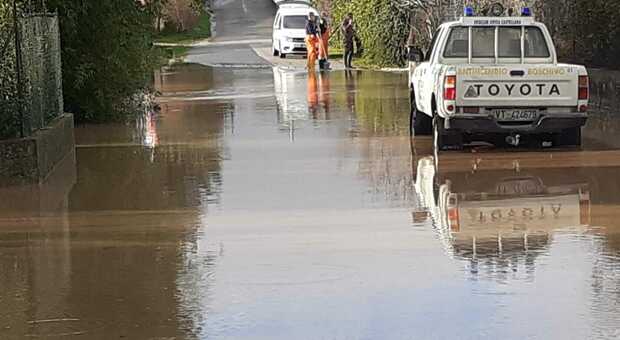 L’incubo della pioggia su strade e paesi: pericolo esondazione. Automobilisti salvati dai pompieri
