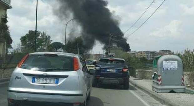 Incendio a via Santa Maria a Cubito: colonna di fumo dal deposito dell'ortofrutta a Chiaiano