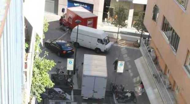 Via Ca' Savorgnan invasa dai camion nonostante sia zona a traffico limitato