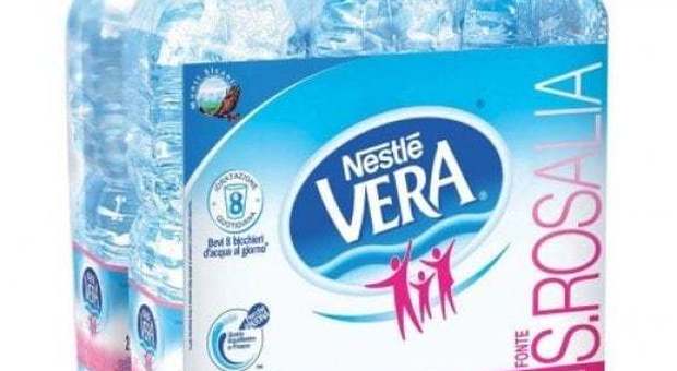 Possibile rischio batterico, richiamato un lotto di Acqua Nestlé Vera