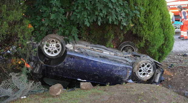 L'Alfa 147 finisce nel fossato: grave un giovane, feriti 3 amici