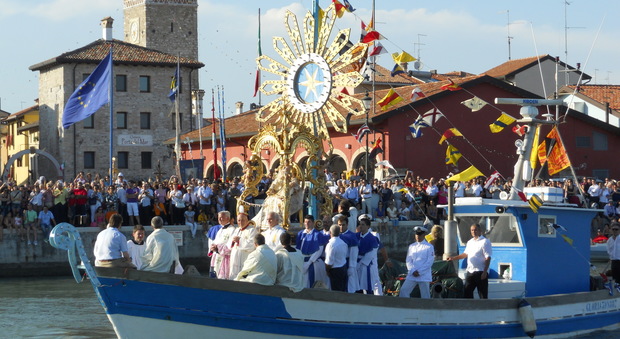 Un momento della processione in mare della Triennale a Marano