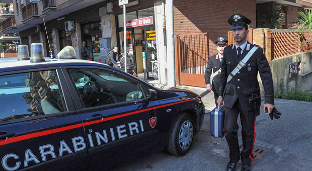Roma, blitz dei carabinieri a Tor Bella Monaca: 3 pusher in manette, denunciata 17enne Sequestrate 50 dosi di cocaina