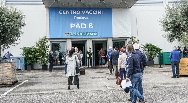 Padova, persone in coda al centro vaccinale