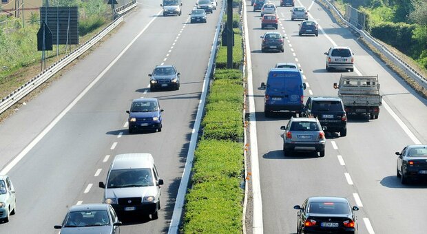Raccordo autostradale Salerno-Avellino, anziano si getta sulle vetture