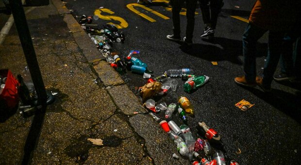 Fuochi gettati in strada e bottiglie dopo Capodanno