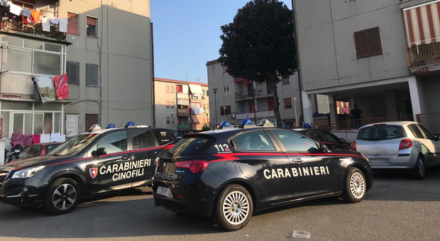 Blitz dei carabinieri a Torre Annunziata: spacciatori in fuga, sequestrate le dosi