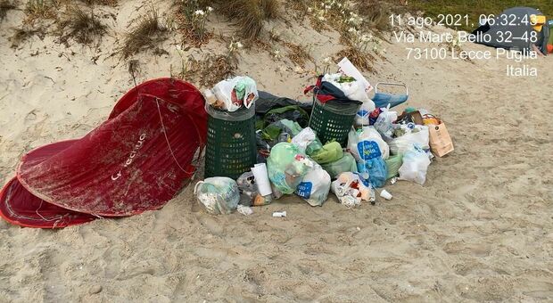 Lecce, lungo la costa un tappeto di rifiuti dopo la notte di San Lorenzo: pulizie straordinarie