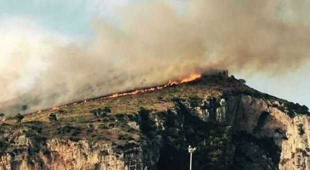 L'incendio in atto a Monte Giove, a Terracina