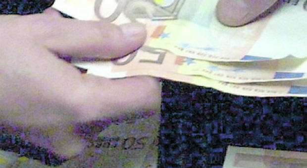 Si fingono poliziotti o carabinieri e pagano con banconote false: presi