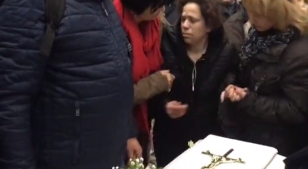 Bimbo ucciso di botte, rabbia ai funerali: parenti del padre contro la madre, via scortata