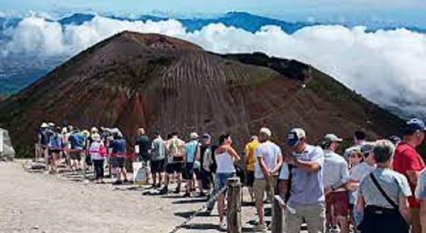 Ferragosto, record di turisti nel cratere del Vesuvio: 8mila visitatori nel weekend
