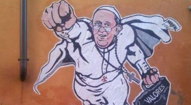 Bergoglio come Superman: il graffito di Roma twittato dal profilo del Vaticano