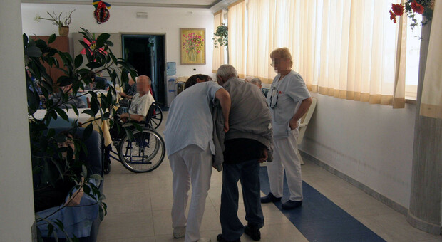 Focolaio alla casa di riposo: 4 anziani positivi. Oggi i risultati dei tamponi sul personale