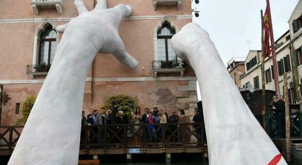 Pietrasanta, Lorenzo Quinn torna in Italia: inaugurato con le opere dell'artista il festival della Versiliana