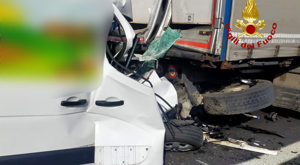 Schianto in A4, furgone contro camion: altra vittima nel "tratto maledetto". Caos e incidenti a catena