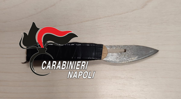 Napoli, Bagnoli e Coroglio al setaccio: 22enne col coltello e 4 parcheggiatori denunciati