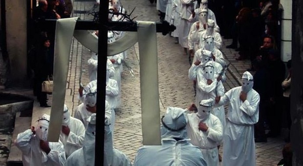 La processione dei battenti a San Lorenzo Maggiore