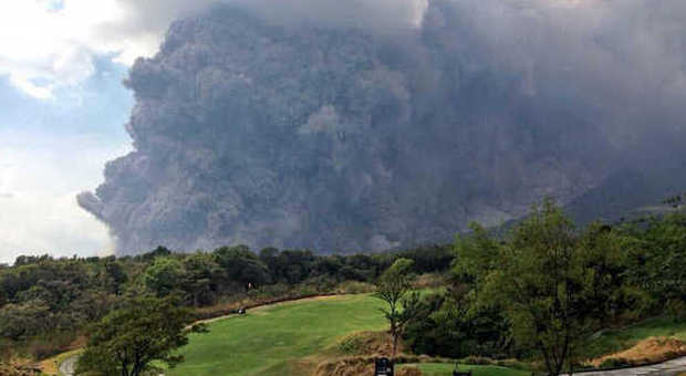 Il vulcano Fuego in eruzione: cenere e rocce incandescenti, aeroporto chiuso